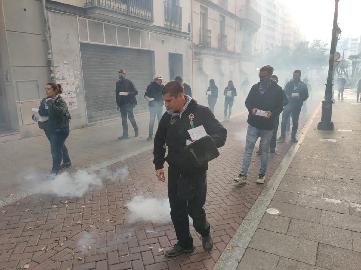 Los participantes han ido vestidos con la tradicional blusa y pañuelo.