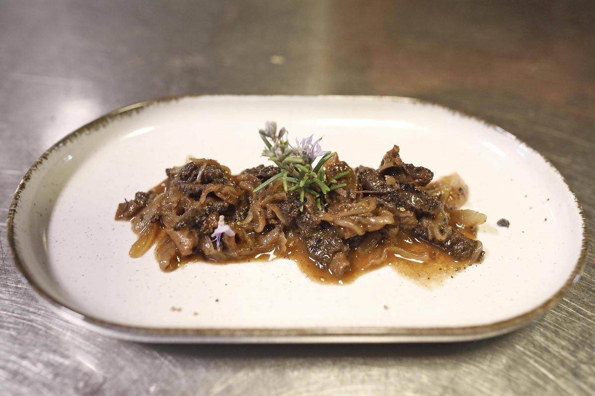 Múrgules amb ceba i fons de carn i foie.