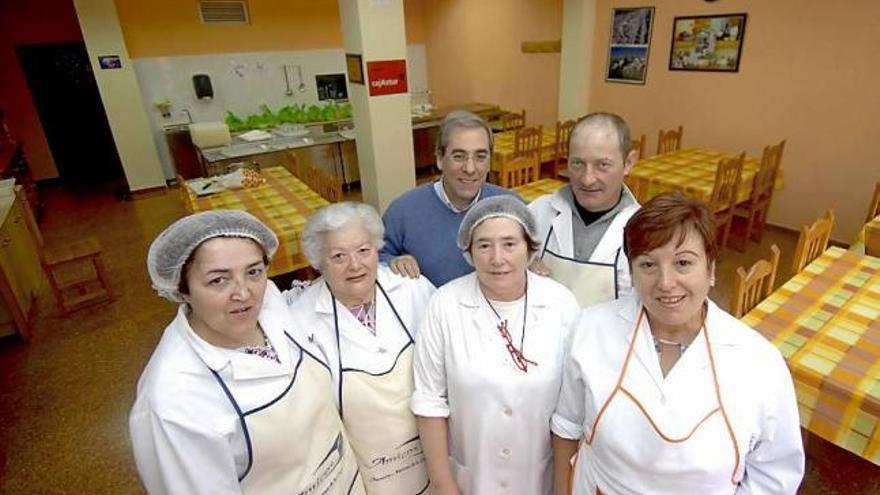 Una vida para el voluntariado. María Luisa Martínez es una voluntaria veterana. En la imagen, colabora en un reparto de comida de Cruz Roja en el local de la Junta de Iniciativas de Caborana.