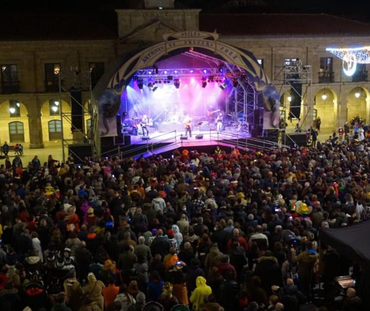 La plaza del Parche durante el concierto de la "Orquesta Mondragón".