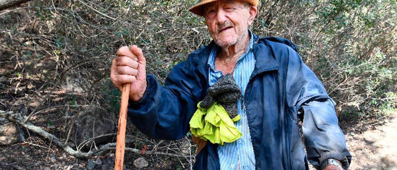 Agustín Hernández Torres haciendo el sendero de sube y baja diario en el que supera un desnivel de 232 metros de altura