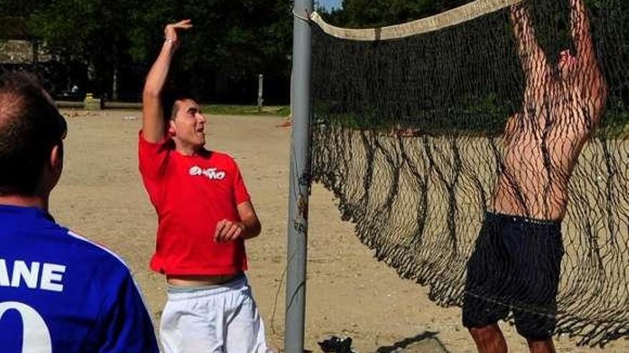Los jóvenes ya pueden jugar al voleibol en Bamio.  // Iñaki Abella