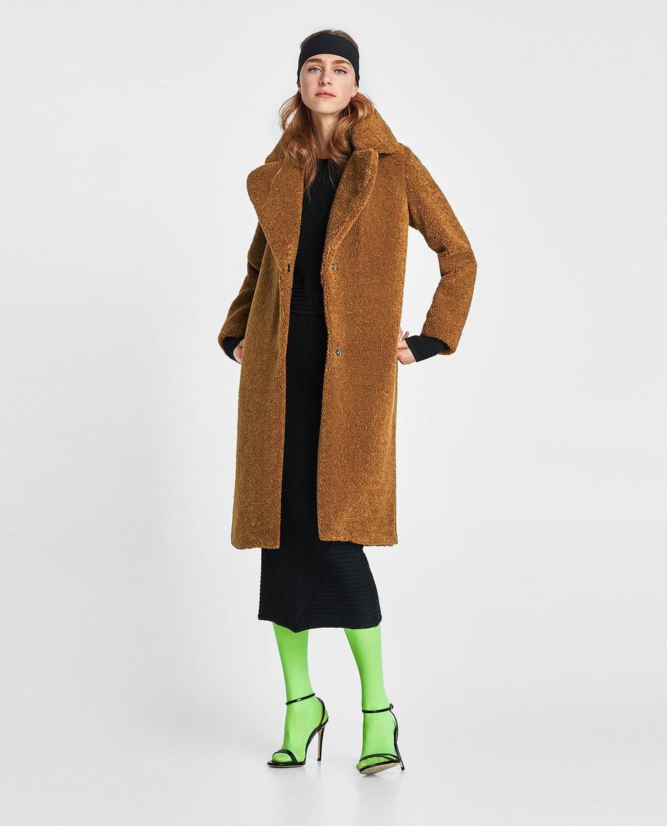 Abrigo de peluche de Zara. Precio: 79,95 euros