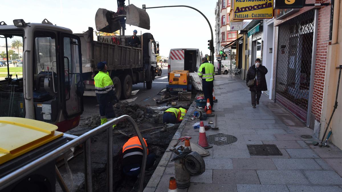 La rotura de una tubería causa un corte de agua en el entorno de Calvo Sotelo.