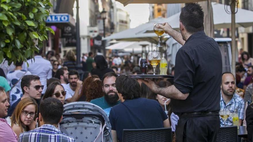 Los hosteleros plantan cara ante la sentencia de la ZAS en la calle Castaños de Alicante