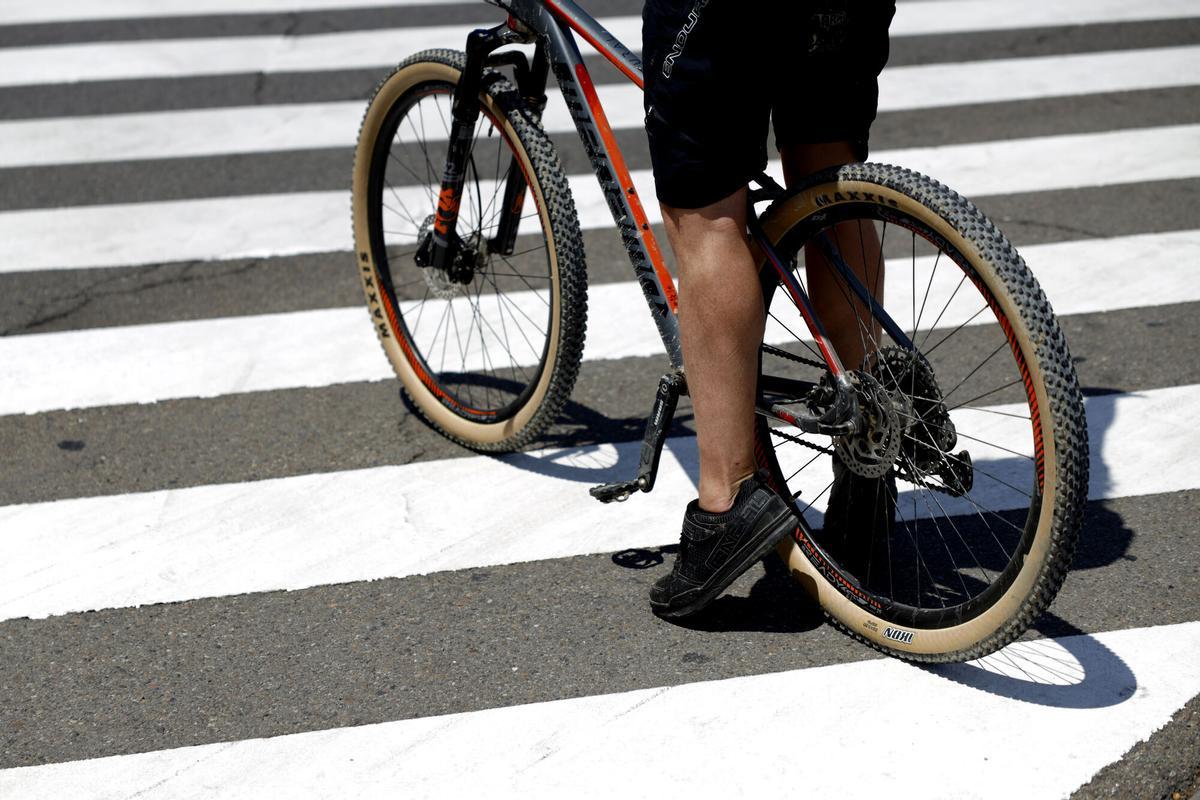 Un ciclista cruzando por un paso de cebra