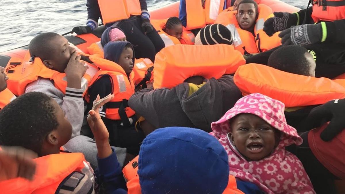 Inmigrantes, algunos de ellos de muy corta edad, rescatados en Mediterráneo central por la oenegé Proactiva Open Arms, el 9 de enero.
