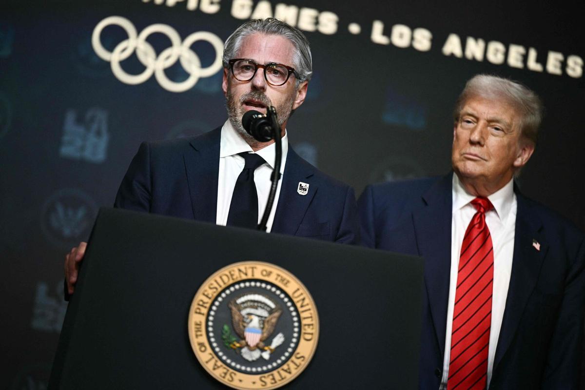 (FILES) US President Donald Trump (R) looks on as LA 2028 Chairman Casey Wasserman (L) speaks during an event on creating a White House 2028 Olympics task force in the South Court Auditorium of the White House in Washington, DC, on August 5, 2025. Los Angeles Olympics chief Casey Wasserman apologized on January 31 after decades-old flirty emails between him and Jeffrey Epstein's jailed former girlfriend appeared in a fresh cache of files related to the investigation into the late convicted sex offender. Wasserman, said his 2003 email exchanges with Ghislaine Maxwell -- who is serving a 20-year sentence for trafficking underage girls for Epstein -- took place before her crimes were known. (Photo by Brendan SMIALOWSKI / AFP)