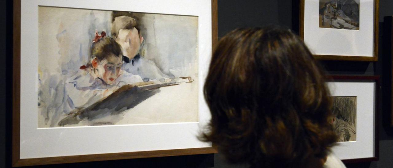 Una visitante observa uno de los dibujos de Sorolla en la casa-museo del pintor valenciano.