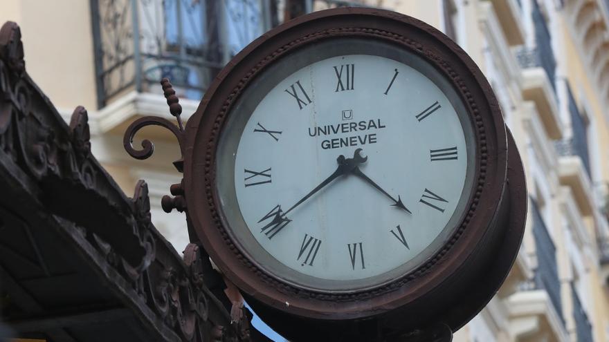 El reloj de la Joyería Aladrén de Zaragoza, en su sitio antes de la apertura del nuevo local