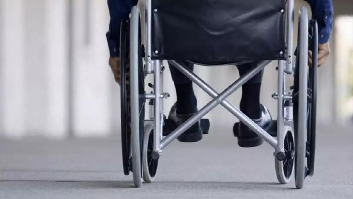 Una persona en silla de ruedas.