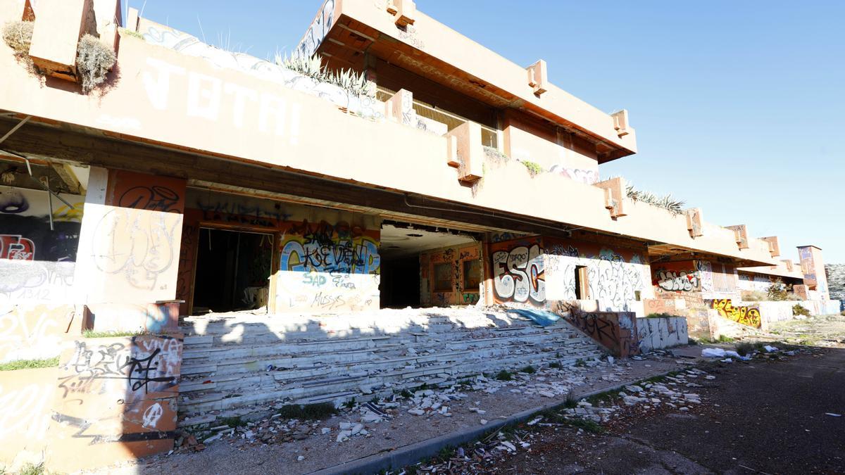 Casino Montesblancos en Alfajarín, completamente abandonado.