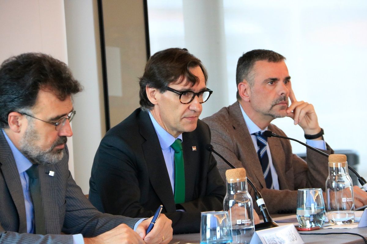 El líder del PSC, Salvador Illa, con el presidente del Port de Barcelona, Lluís Salvadó, y el presidente del Cercle d'Infraestructures, Santi Vila