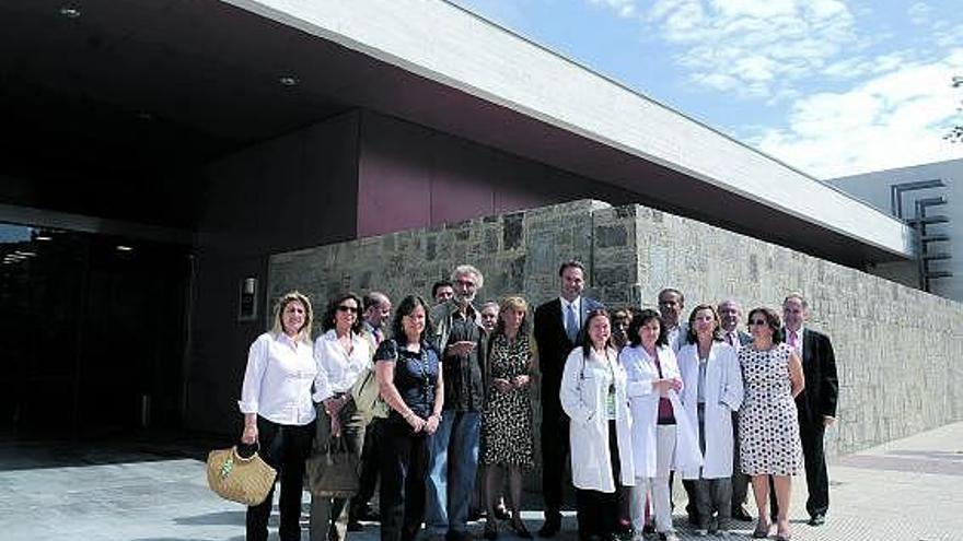Foto de familia de los trabajadores del consultorio con el consejero de Salud, Ramón Quirós, en el centro.