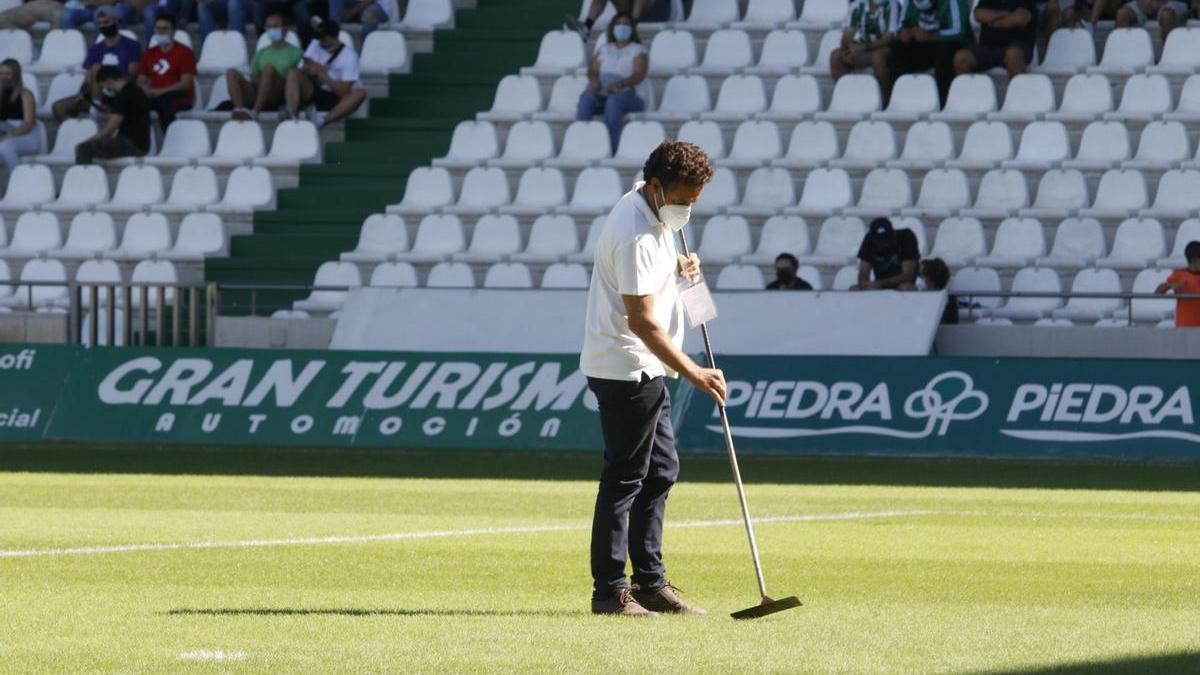 Un trabajador de Royalverd trabaja sobre el césped de El Arcángel, el domingo, durante el descanso del Córdoba CF - UD San Fernando.