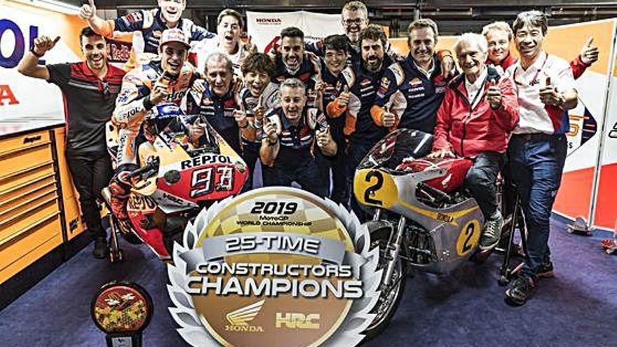 Marc Márquez celebra el Mundial de Constructors aconseguit ahir juntament amb el seu equip.