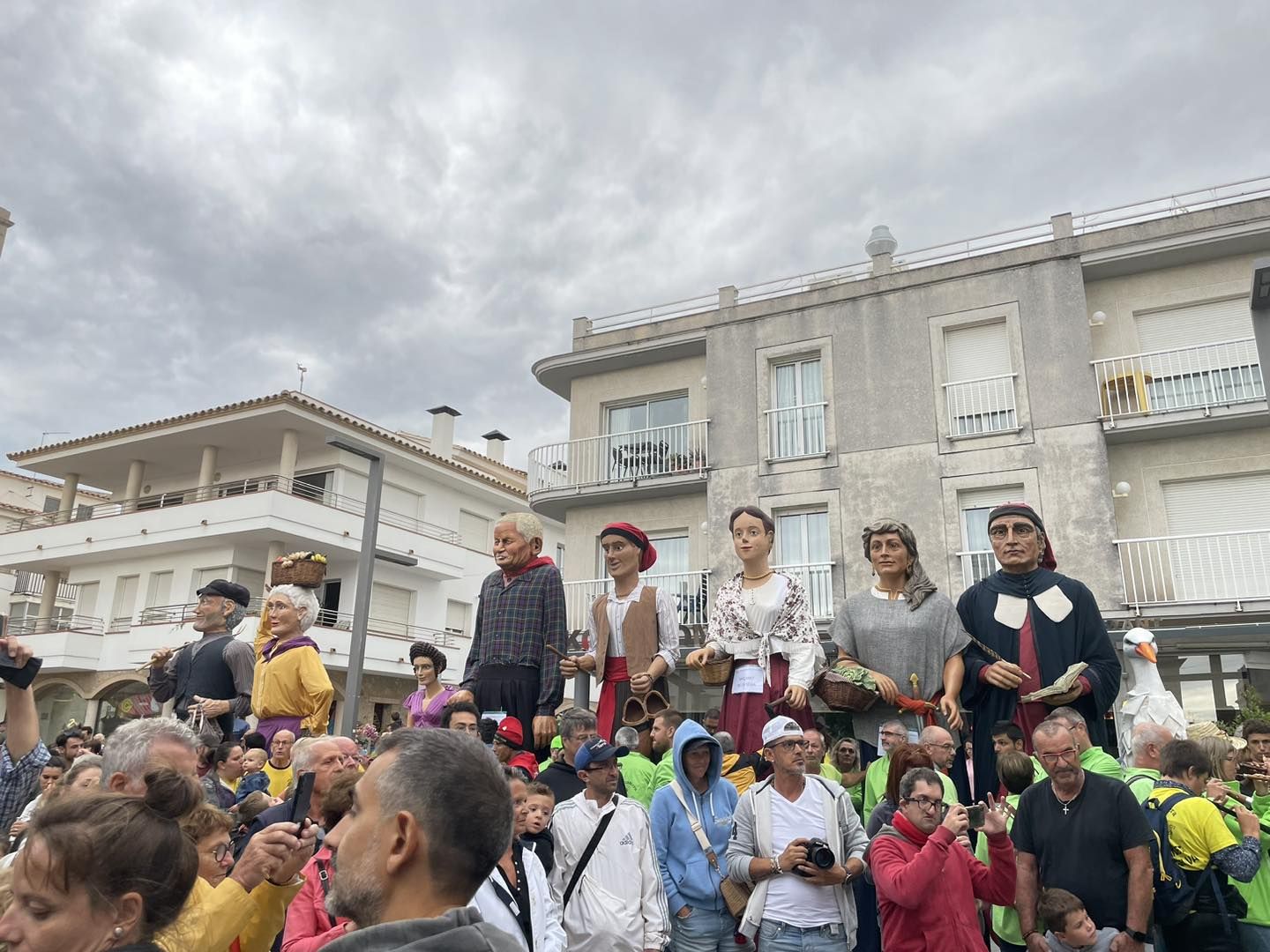 Centenars de persones gaudeixen dels actes previs de la festa major de l'Escala