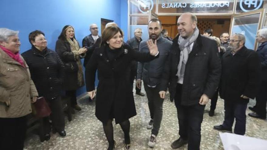 Inauguración, anoche, de la nueva sede del PP de Canals con la presencia de su presidenta.