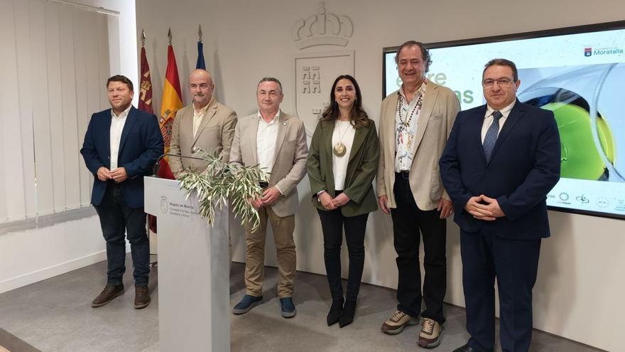 La consejera, Sara Rubira, junto al alcalde de Moratalla, Juan Soria, y el chef Firo Vázquez, en la presentación de ‘Moratalla Entre Oliveras’.  | CARM