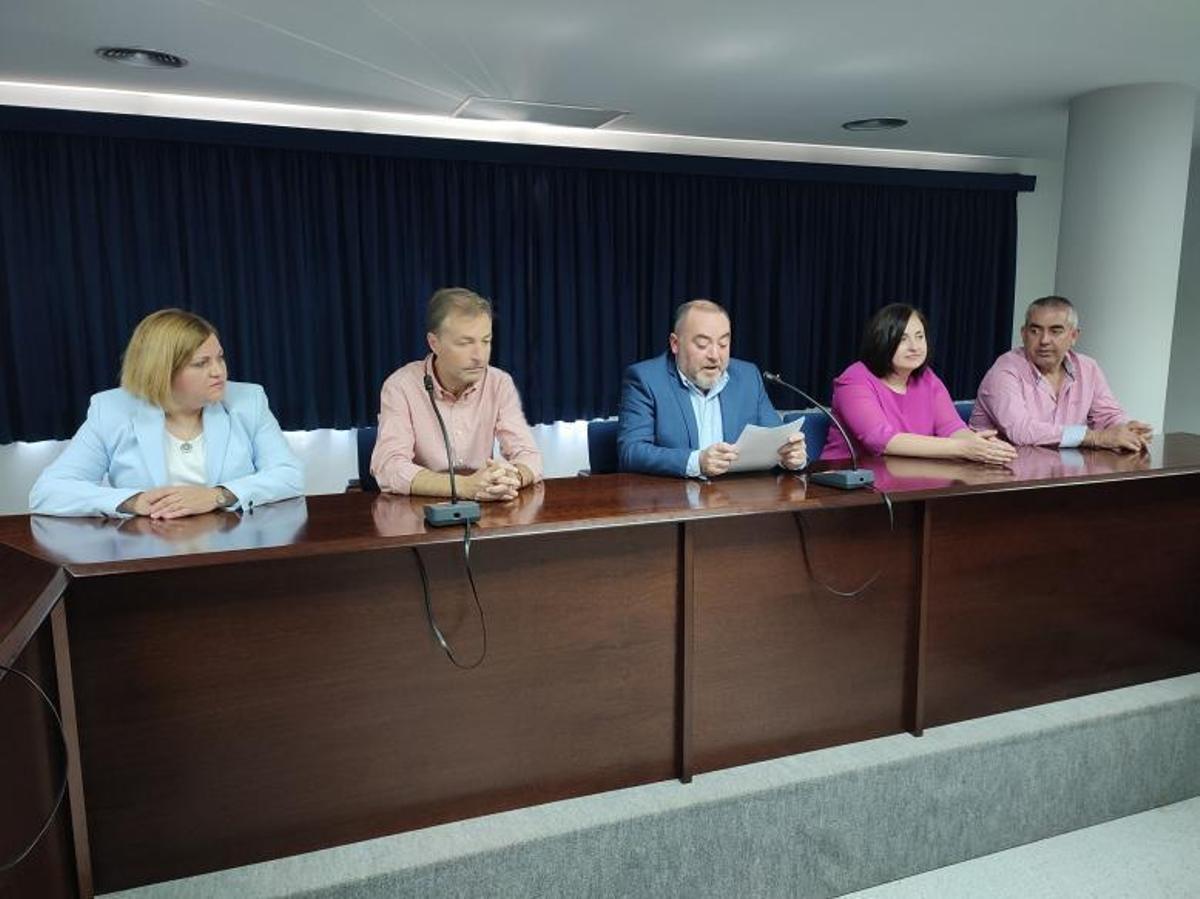 UNIÓN. Miembros del equipo de gobierno de Moró, durante uno de los actos en esta última legislatura.  |