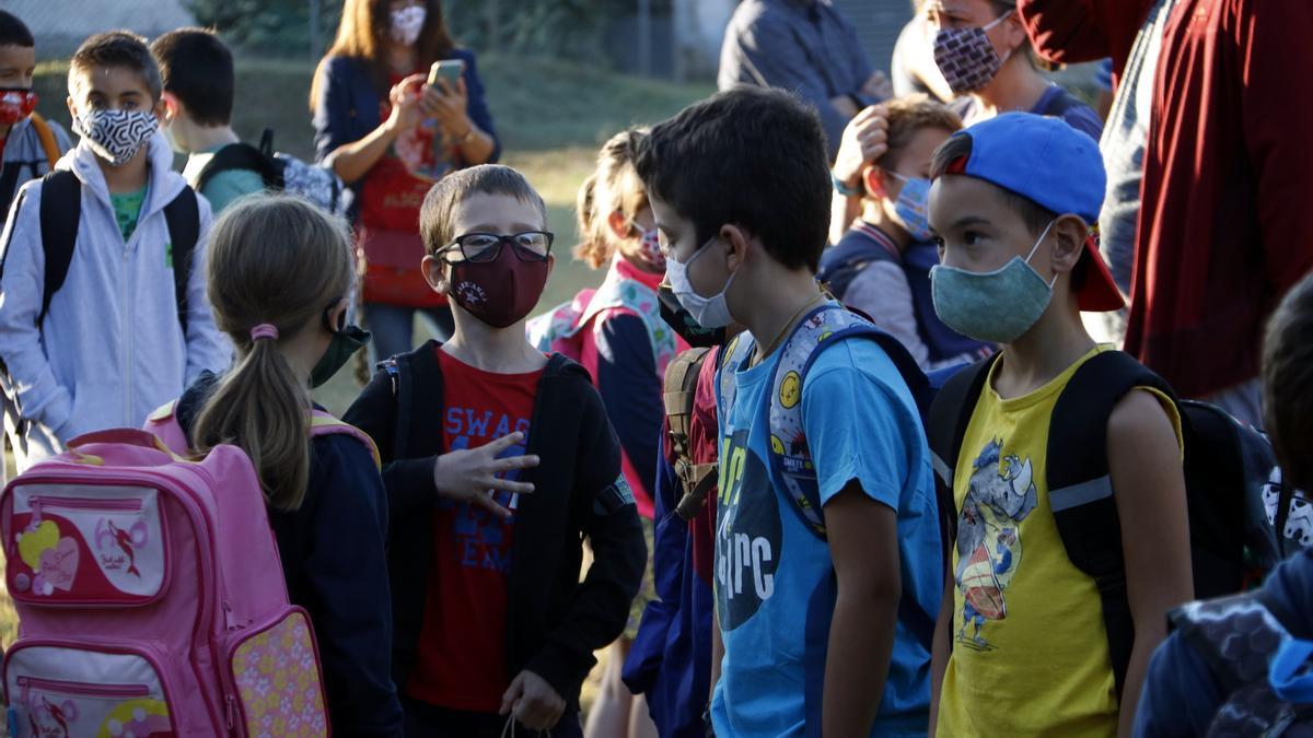 Nens al pati de l&#039;escola Els Pins de Cabrianes, el primer dia d&#039;escola.