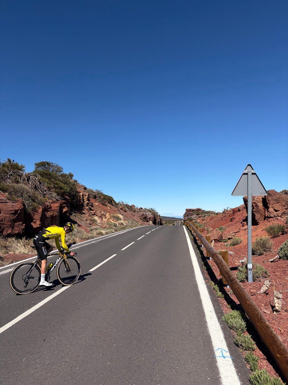 Davide Piganzoli, en las cercaníaas del Teide.