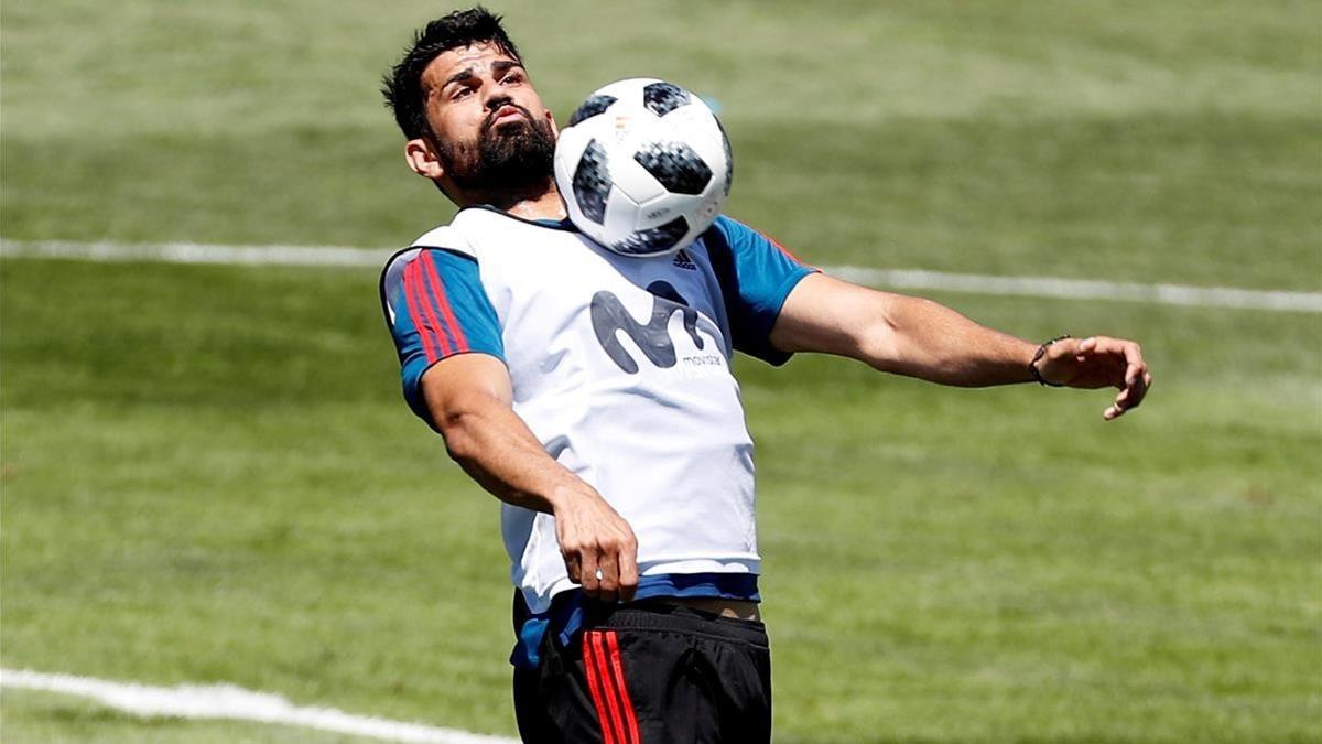 Diego Costa controla el balón en el entrenamiento de España en Krasnodar.