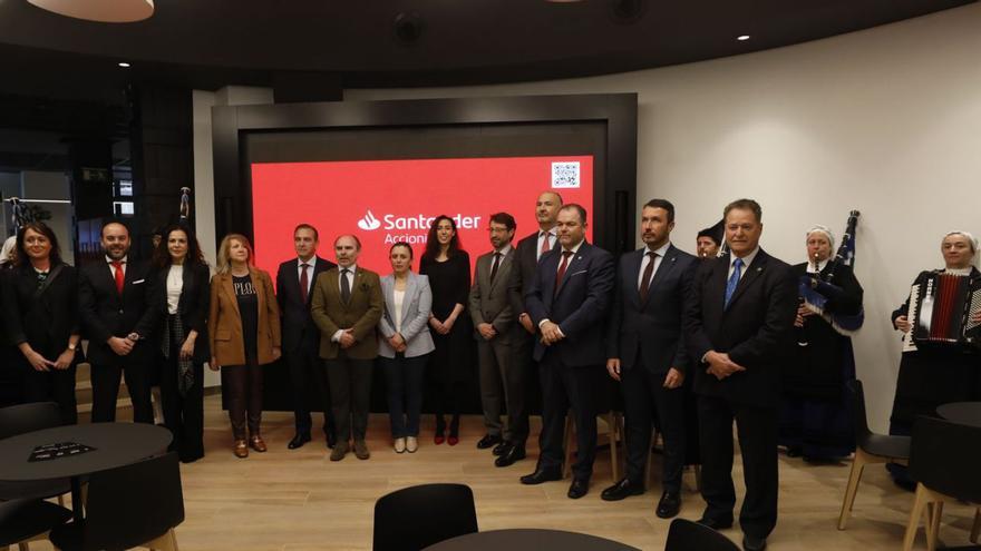 Directivos de Banco Santander, representantes de asociaciones empresariales y autoridades políticas, ayer,  durante la inauguración del nuevo espacio, en la calle Pelayo, en Oviedo. | Luisma Murias