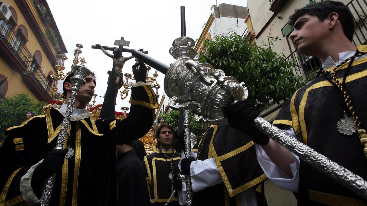 El pertiguero del cuerpo de acólitos del Cristo de las Almas de los Javieres. / A. Acedo