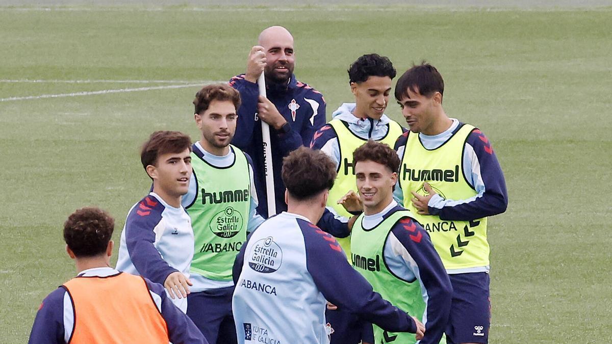 Claudio sonríe junto a sus futbolistas en el entrenamiento de este sábado.