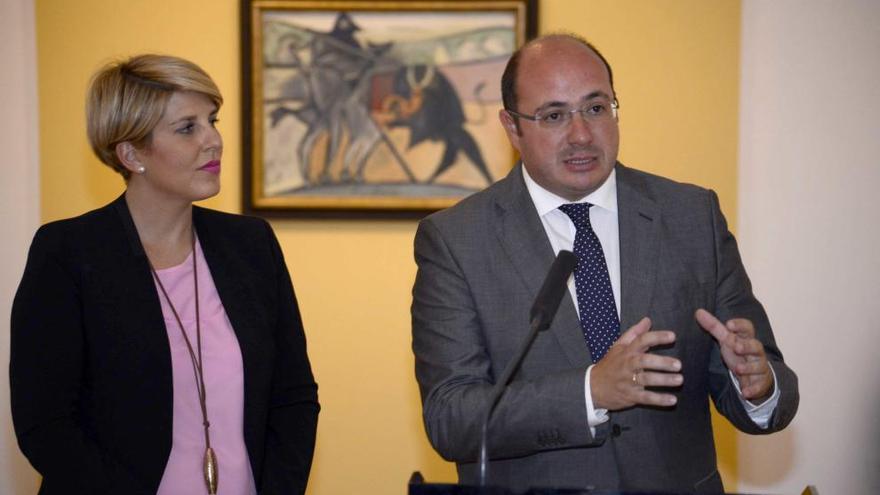 El presidente regional, Pedro Antonio Sánchez, junto a la consejera de Cultura, Noelia Arroyo, en una presentación realizada este martes