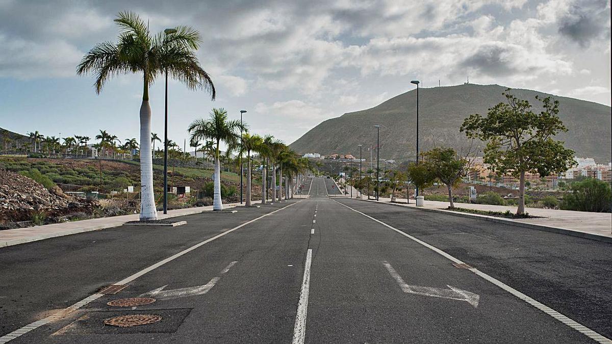 Una calle ya construida entre solares pendientes de urbanizar en El Mojón de Los Cristianos. | |