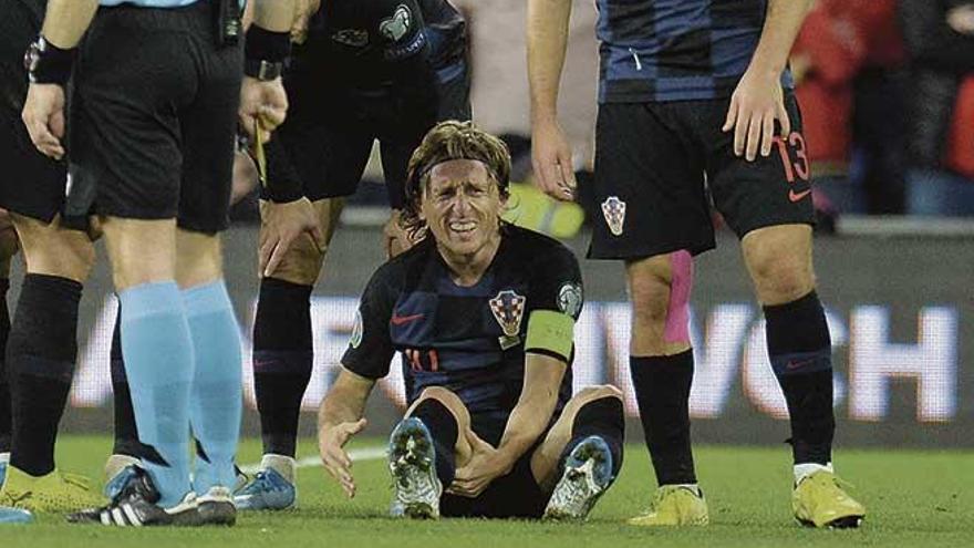 Modric se tuvo que retirar ante Gales al recibir un fuerte golpe.