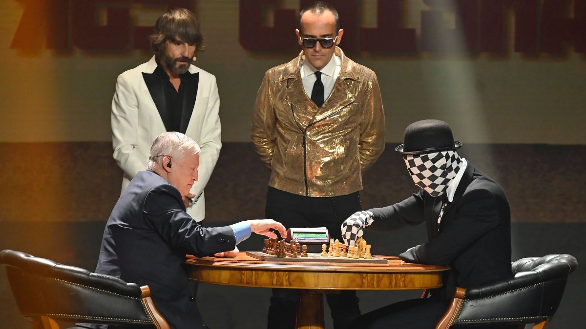 Imagen del duelo entre el Rey Enigma y el campeón del mundo de ajedrez Anatoli Karpov en la final de ’Got Talent’