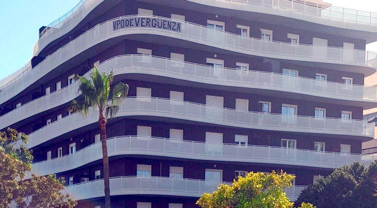 Un balcón de uno de los edificios de VPO luce una pancarta en la que lamenta las carencias de las viviendas. | L.O.