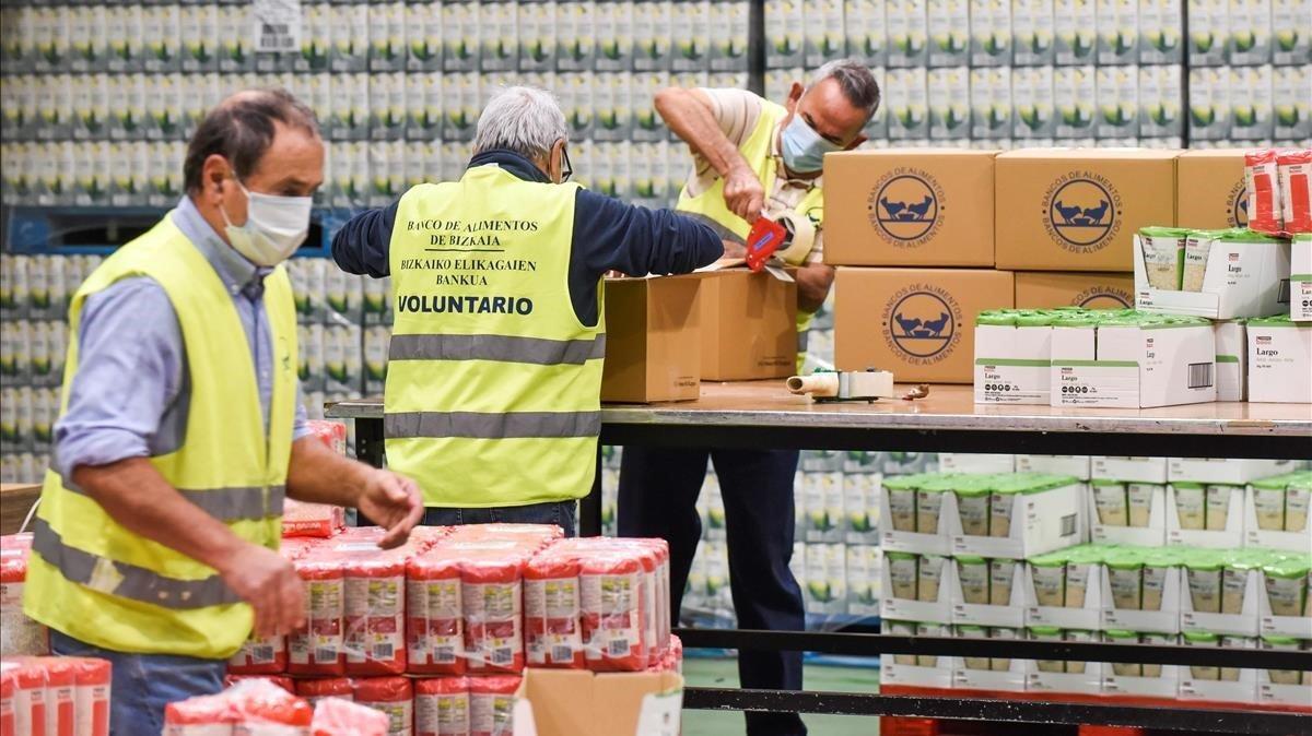 Voluntarios trabajando este lunes en el almacén del Banco de Alimentos de la localidad vizcaína de Basauri.