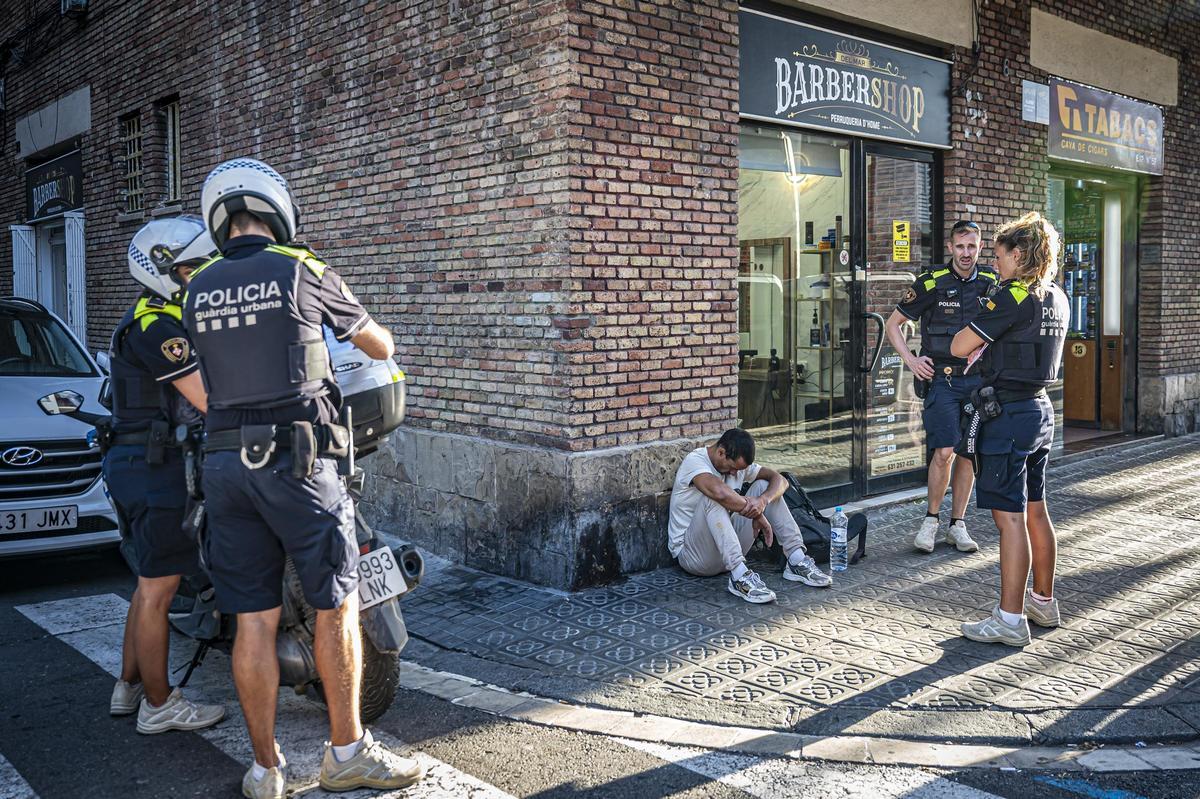 Pagar la multa antes de volar. El Ayuntamiento de Barcelona busca fórmulas para que los turistas incívicos no burlen las sanciones durante su estancia en la ciudad. En la imagen, actuación de la Guàrdia Urbana en la Barceloneta.