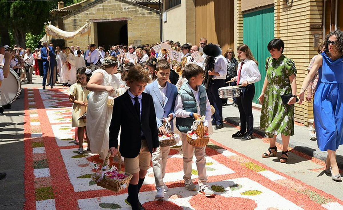 Los comulgantes y el párroco procesionaron sobre las alfombras.