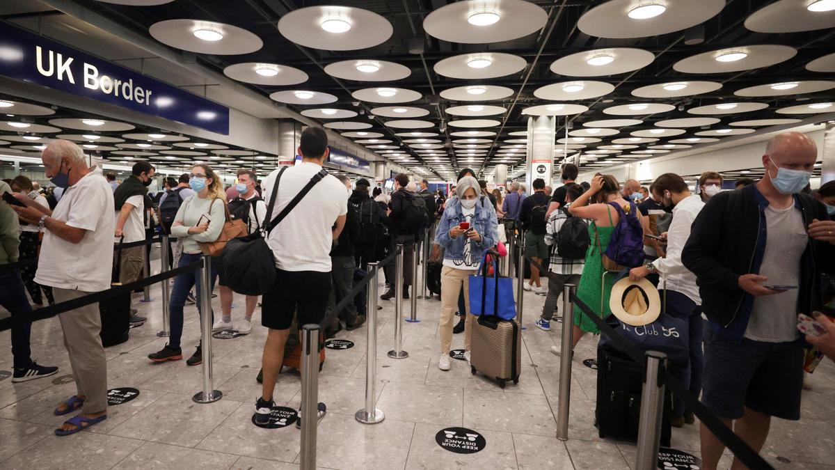 Pasajeros en el control de aduanas del aeropuerto de Heathrow.