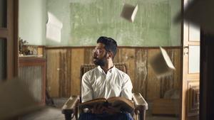 Hombre con libros