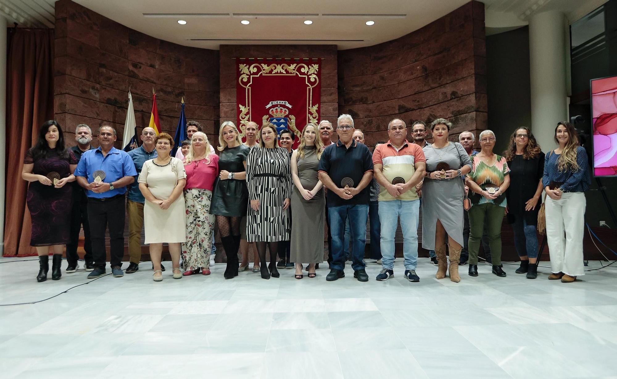 El Parlamento de Canarias rinde homenaje a los "grandes donantes" de sangre en el Archipiélago.