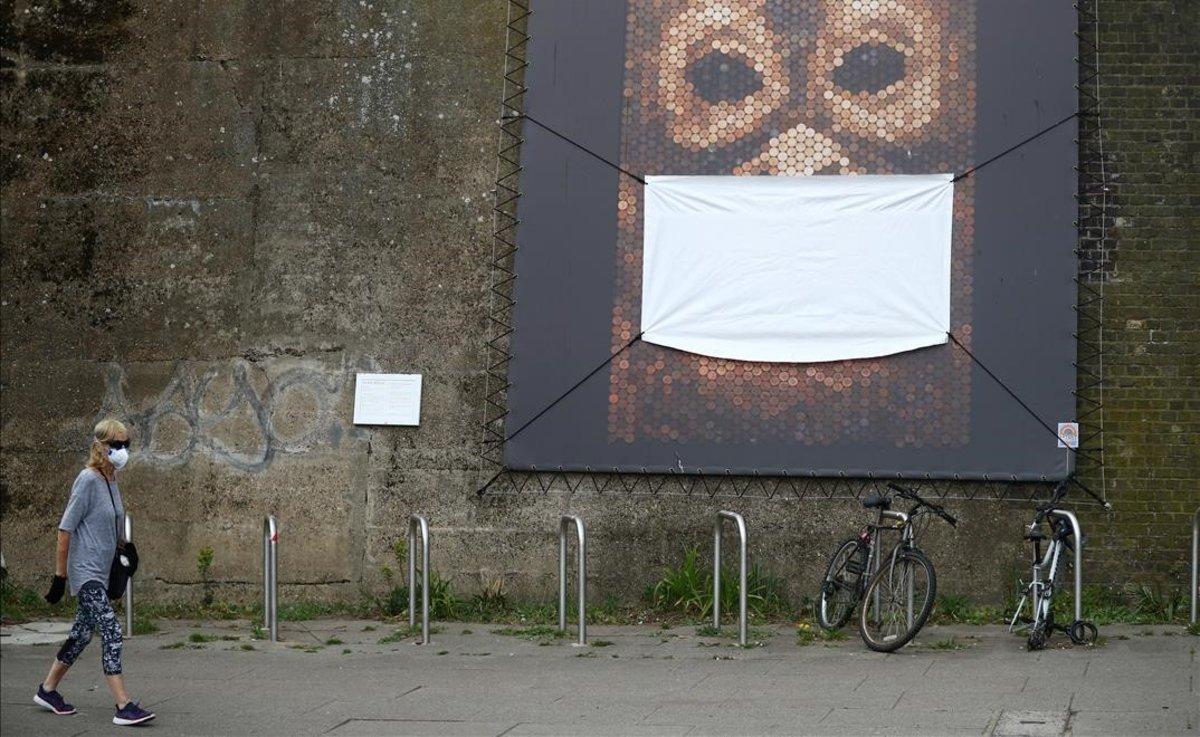 La orangutan Penny, con una mascarilla, en una obra artística en el barrio de Chiswick, en Londres.