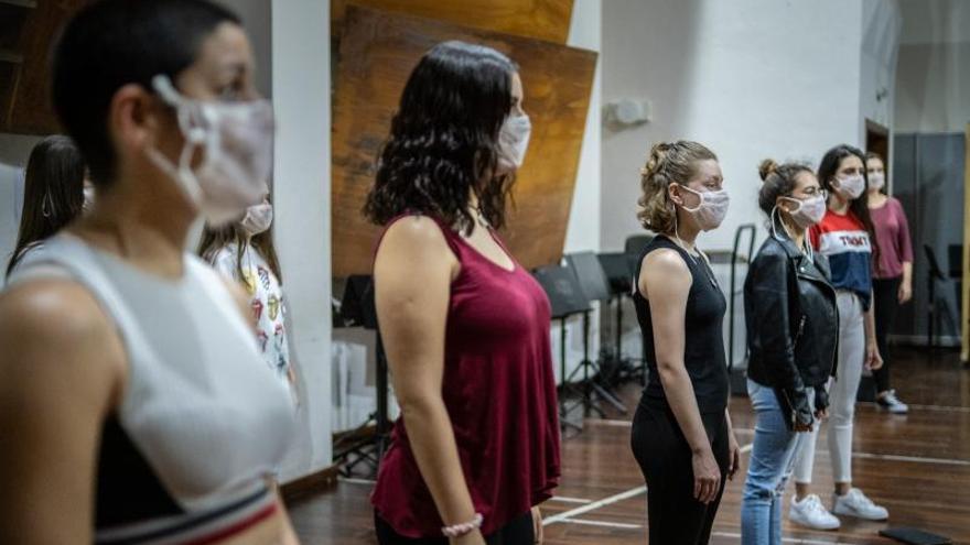 Varias alumnas del coro de voces blancas.