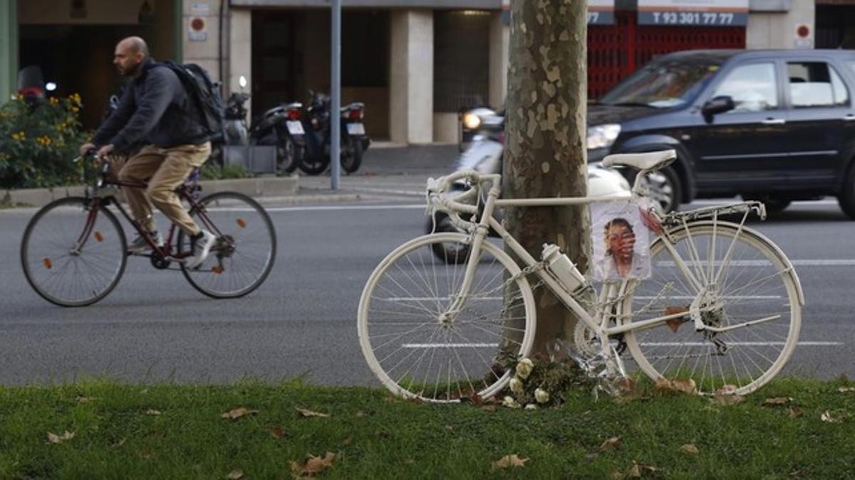 cmarquezbarcelona 11 11 2015 bicicleta blanca en recuerdo 151111183816