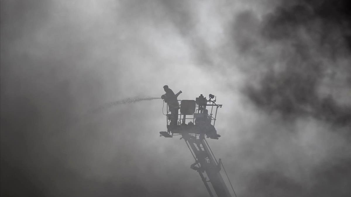 Tareas de extinción de un incendio en una industria de Bangladés.