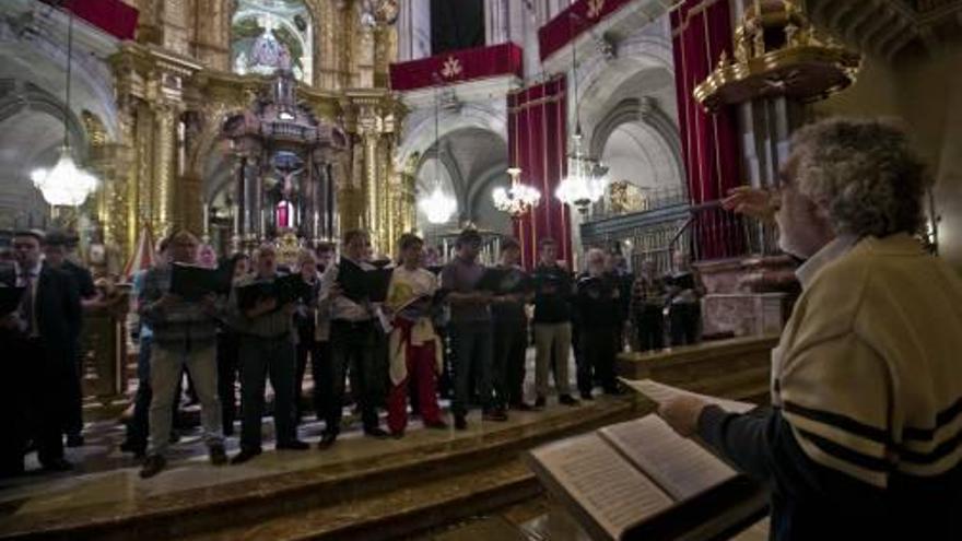 Los integrantes de la Escolanía y el Coro Juvenil del Misteri, junto a los cantores de la Capella, realizaron ayer el único ensayo en la basílica del concierto de esta noche.