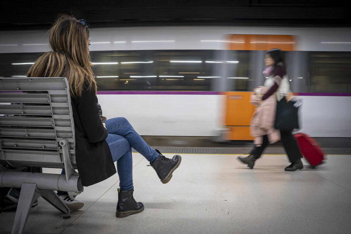 Dos pasajeras en la estación de Rodalies de Sants, en Barcelona.