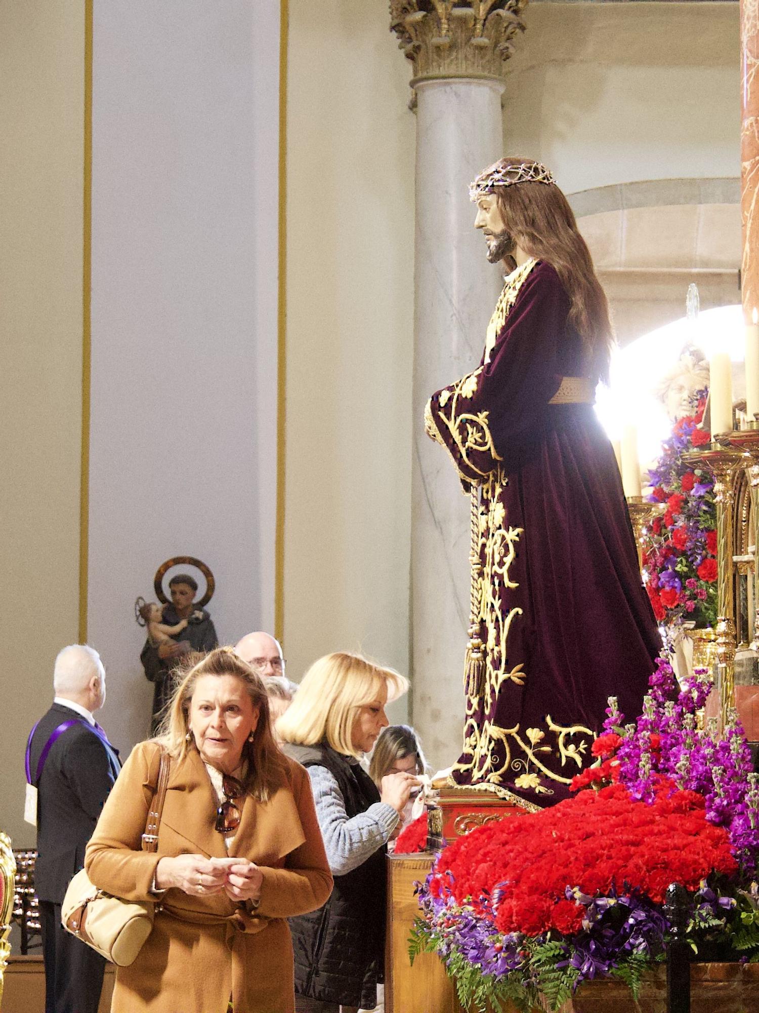 Tradicional Besapié del Cristo del Rescate en Murcia.