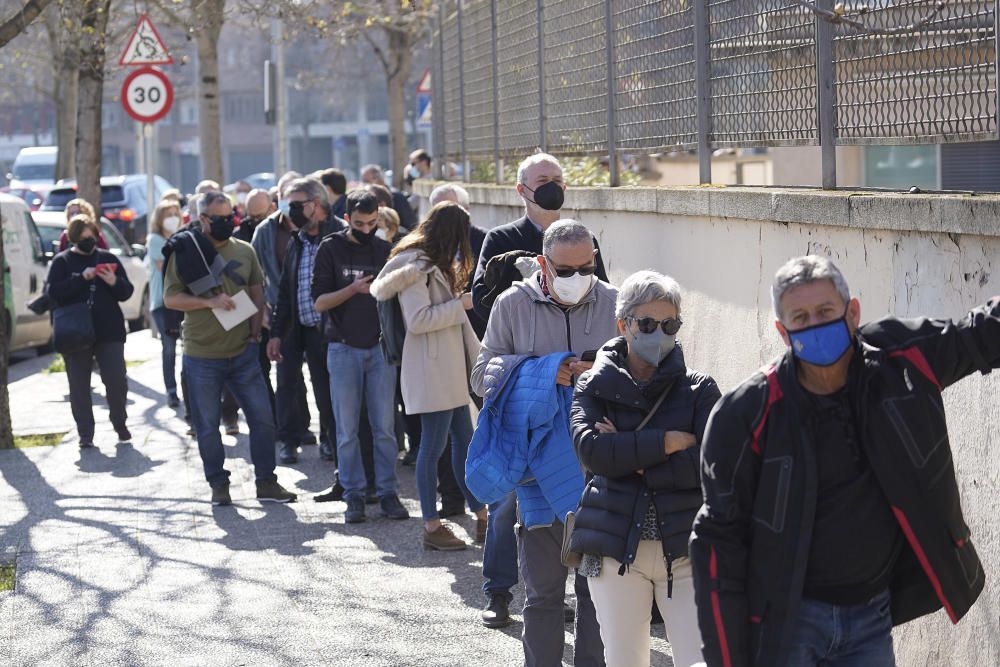 Llargues cues en la represa de la campanya d'AstraZeneca a Girona