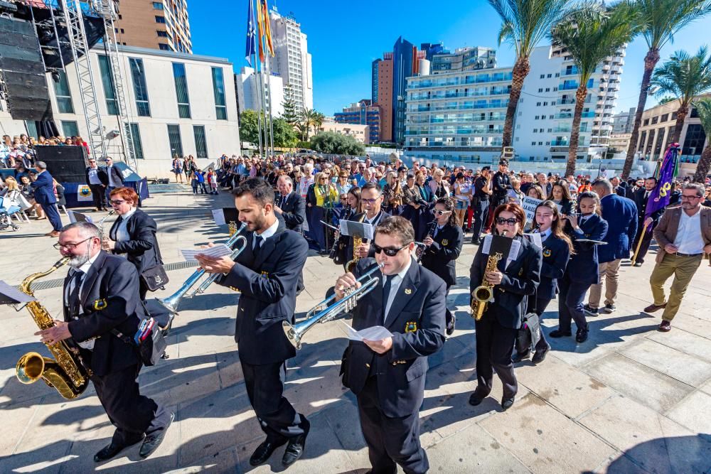 Más de 500 músicos marcan el ritmo en el inicio de las Fiestas de Benidorm